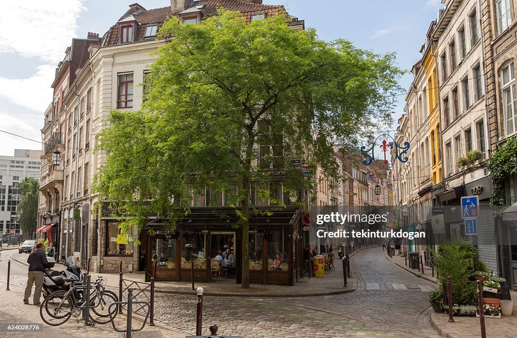 Bâtiments anciens traditionnels par rue à lille france