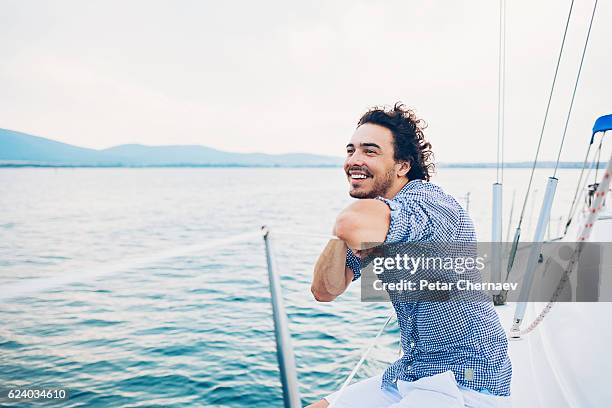 luxe et solitude - millionnaire photos et images de collection