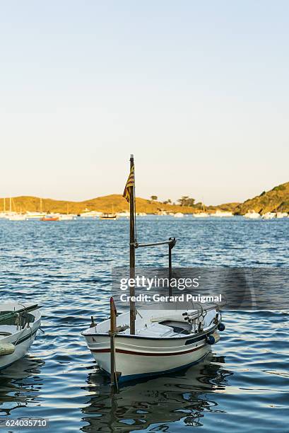 tied boat - portlligat photos et images de collection
