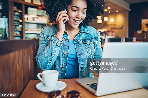 kommunikation technology  - black girl with computer stock-fotos und bilder
