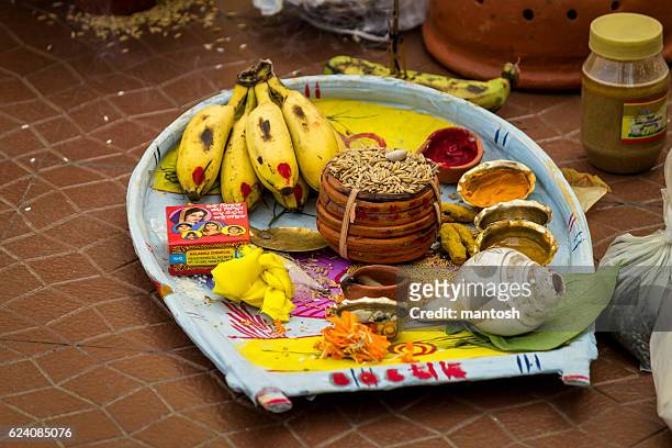 plate containing sacred items for puja (prayers) - hinduism stockfoto's en -beelden