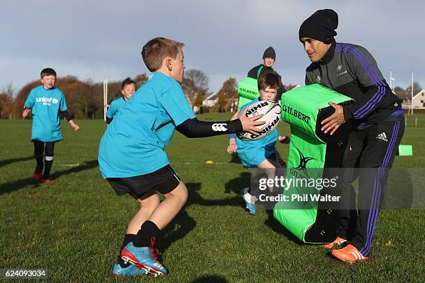 Aaron Smith of the New Zealand All Blacks takes a rugby skills clinic with children at the Seapoint Rugby Club prior to their Captains Run on...