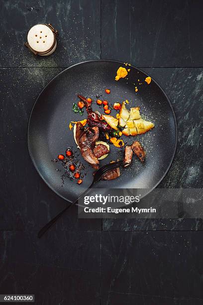 lamb tongue with potato, mushrooms and sea buckthorn - plate with cutlery foto e immagini stock