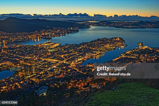 vista aerea panoramica sulla città illuminata di bergen al crepuscolo, norvegia - bergen foto e immagini stock