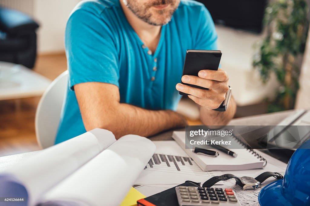 Mann mit smart phone