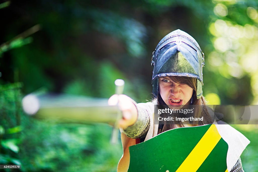 Cavaliere donna ordinando alla sua unità di carica