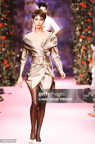 Christy Turlington Runway Fotografías e imágenes de stock - Getty Images