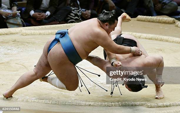 Promotion-chasing ozeki Goeido falls to his first loss at the hands of komusubi Tamawashi on the sixth day of the Kyushu Grand Sumo Tournament at...