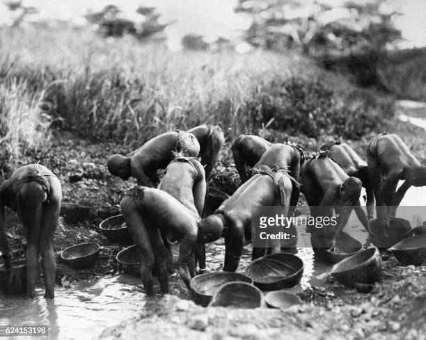Photo prise dans les années 30 de femmes africaines lavant leur calebasse dans un ruisseau, en Afrique occidentale française . L'Afrique occidentale...