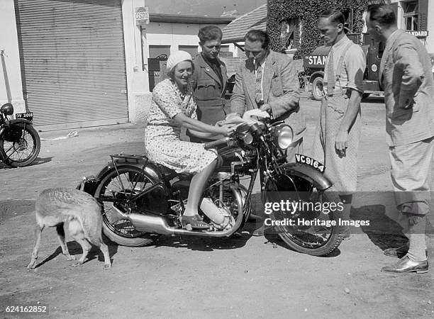 Betty Lemitte on a 499 cc Rudge Ulster motorcycle, 1930s. Artist: Bill Brunell.Centre: Rudge Ulster 499 cc. Vehicle Reg. No. VC9164. Driver: Lemitte,...