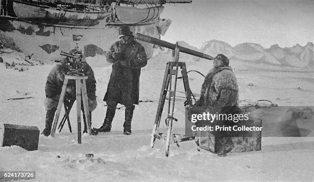 Obversing 133 Observing Man Stock Photos, High-Res Pictures, and Images - Getty ...
