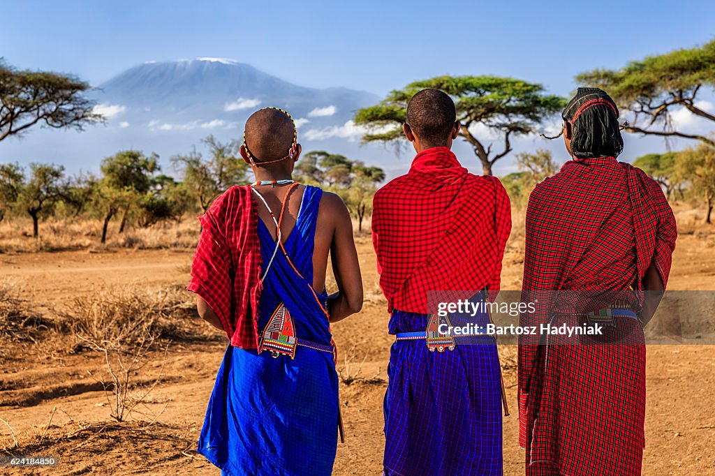 Guerriers de la tribu Masaï regardant le mont Kilimandjaro, Kenya, Afrique