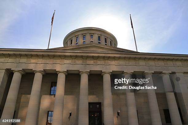 statehouse building in columbus, ohio, united states - columbus government stock-fotos und bilder