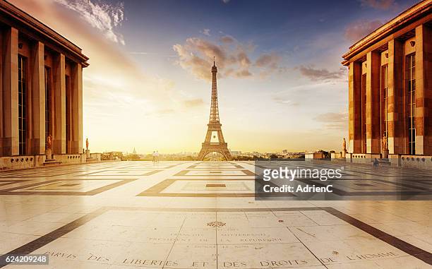 classic view during sunrise on eiffel tower on trocadero's place. - quartier du trocadéro stock pictures, royalty-free photos & images