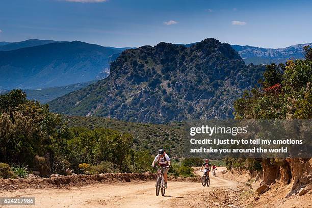 sardinia between mountains and sea - riding mountain bike - moves summer 2010 foto e immagini stock