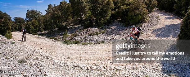 sardinia between mountains and sea - riding mountain bike - moves summer 2010 foto e immagini stock