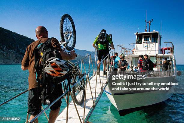 sardinia between mountains and sea - riding mountain bike - moves summer 2010 foto e immagini stock
