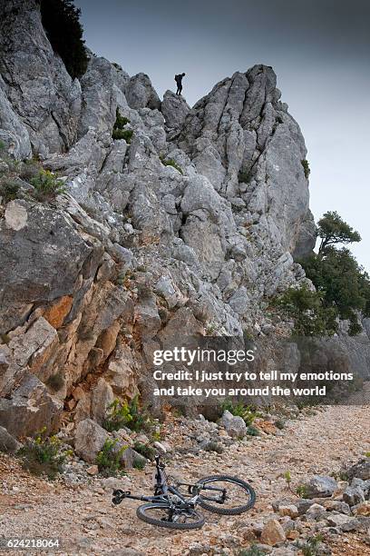 sardinia between mountains and sea - riding mountain bike - moves summer 2010 foto e immagini stock