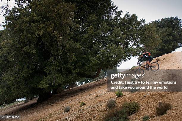 sardinia between mountains and sea - riding mountain bike - moves summer 2010 foto e immagini stock