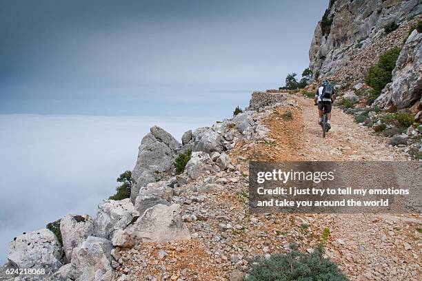 sardinia between mountains and sea - riding mountain bike - moves summer 2010 foto e immagini stock