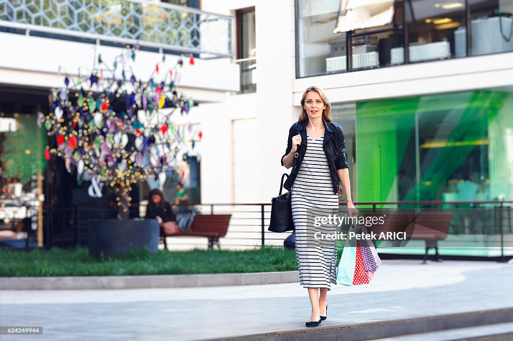 Elegante Frauen beim Einkaufen