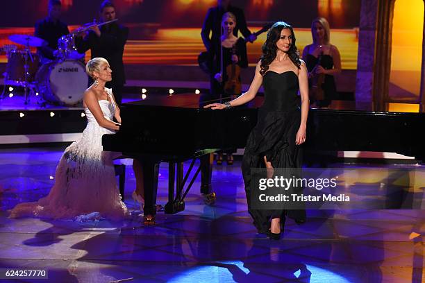 Anita Hofmann and Alexandra Hofmann perform at the 'Die grosse Show der Weihnachtslieder' with Stefanie Hertel on November 18, 2016 in Suhl, Germany.