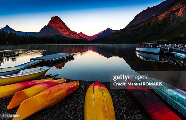 two medicine lake - two medicine lake montana stockfoto's en -beelden