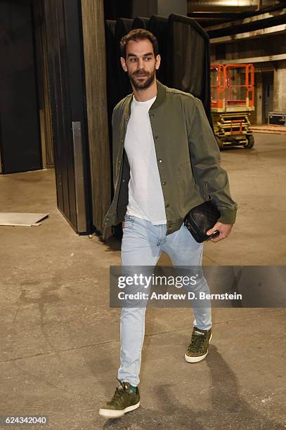 Jose Calderon of the Los Angeles Lakers arrives at the Staples Center before the game against the San Antonio Spurs on November 18, 2016 in Los...
