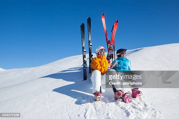 apres ski relaxant skieurs - sport d'hiver photos et images de collection