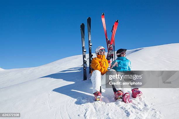 apres ski relaxing skiers - mountain snow skiing stockfoto's en -beelden