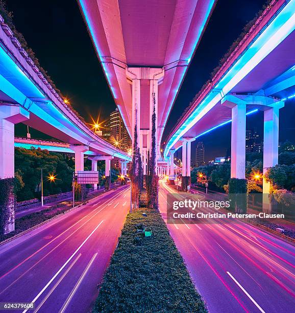 shanghai elevated road ya'an lu intersection at night - shanghai street photos et images de collection