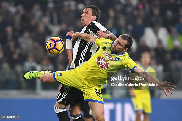 Mario Mandzukic of Juventus FC clashes with Hugo Campagnaro of Pescara Calcio during the Serie A match between Juventus FC and Pescara Calcio at...