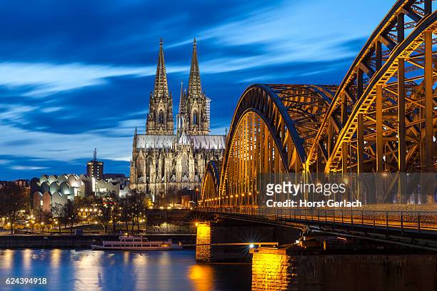 catedral de colonia en la noche, alemania - colonia renania fotografías e imágenes de stock