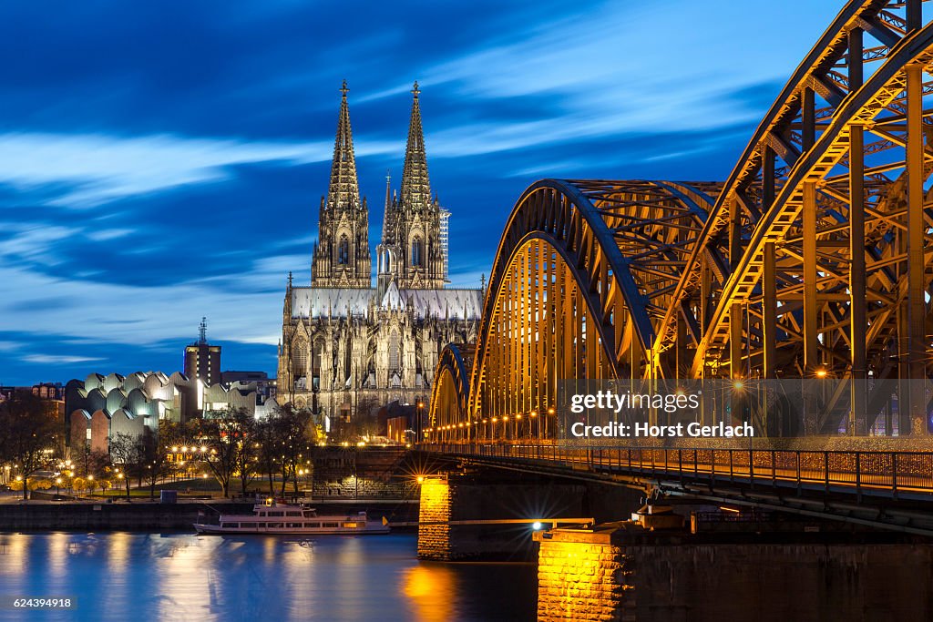 A Catedral de Colônia, Alemanha à noite