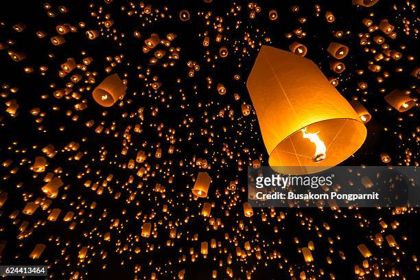 floating lantern yi peng firework festival in chiangmai - windlicht stock-fotos und bilder