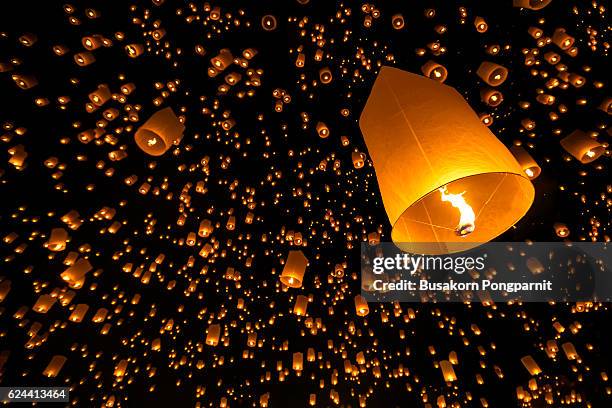 floating lantern yi peng firework festival in chiangmai - lampion stockfoto's en -beelden