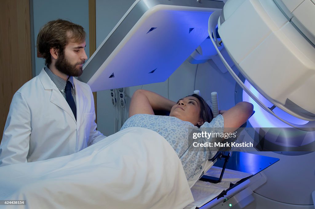 Donna ricevendo terapia di radiazioni trattamenti per il carcinoma mammario