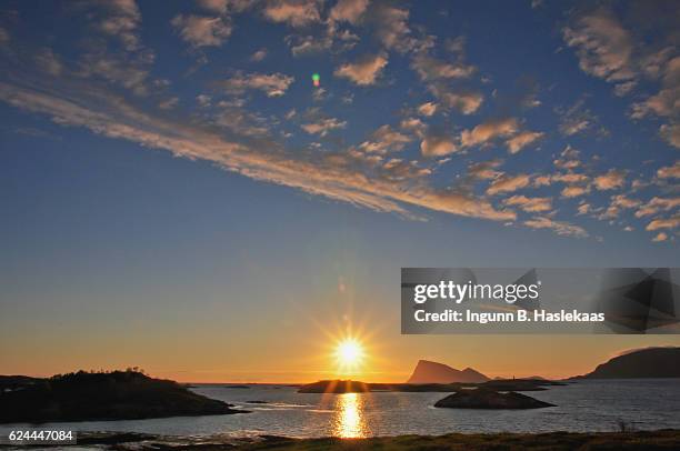midnight sun seen from sommarøy in county troms. summer in northern norway - 午夜 個照片及圖片檔