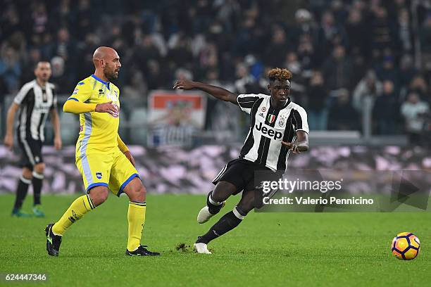 Moise Kean in action against Simone Bruno of Pescara Calcio during the Serie A match between Juventus FC and Pescara Calcio at Juventus Stadium on...