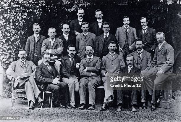 Cambridge, Cavendish Laboratory, England: Research students in 1898: Joseph John Thomson is in the centre of the front row with his arms crossed. In...