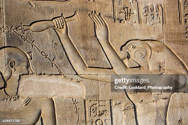 egipto: templo de kom ombo - horus fotografías e imágenes de stock
