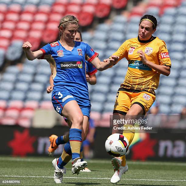 Elizabeth O'Reilly of the Jets contests the ball against Rosie Dee Sutton of the Glory during the round three W-League match between the Newcastle...
