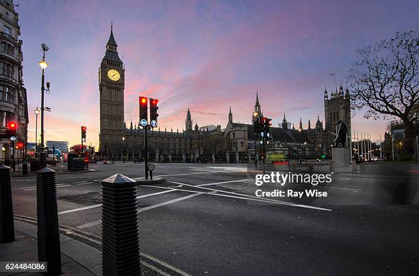 sunrise over the houses of parliament in london - parliament square stockfoto's en -beelden