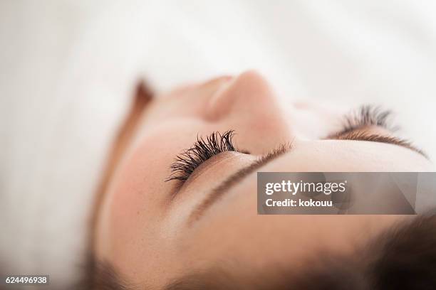 mujer acostada en estética de belleza - eyelash fotografías e imágenes de stock