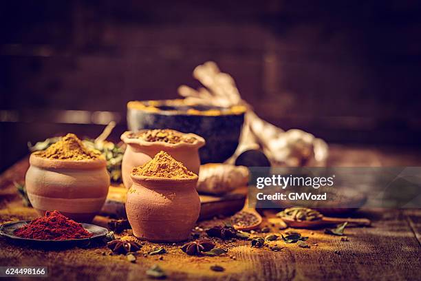 spices and herbs on wooden background - garlic stockfoto's en -beelden