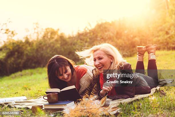 senior women enjoying cup of coffee together - summer cardigan women stockfoto's en -beelden