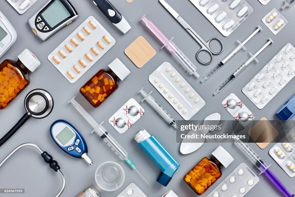 灰色の背景に様々な医療用品のフラットレイ