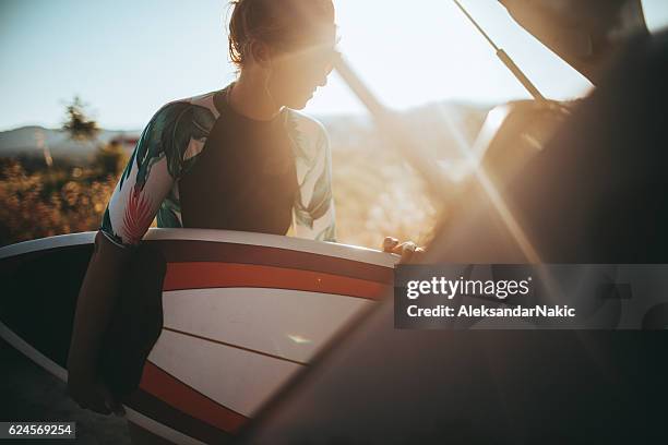packing my surfboard - woman surfboard stockfoto's en -beelden