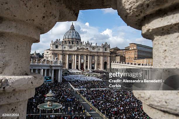 General view as Pope Francis leads the closing mass of the Extraordinary Jubilee of Mercy, in St. Peter's Square at The Vatican on November 20, 2016...