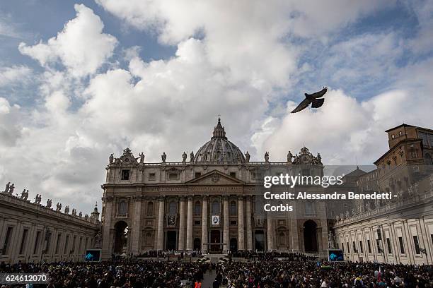 General view as Pope Francis leads the closing mass of the Extraordinary Jubilee of Mercy, in St. Peter's Square at The Vatican on November 20, 2016...